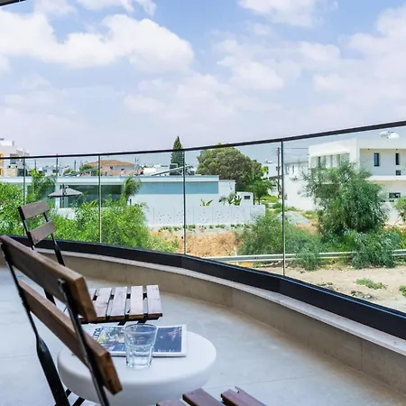 Modern 1br With Balcony & Free Parking Appartement