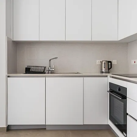 Modern 1br With Balcony & Free Parking Appartement *