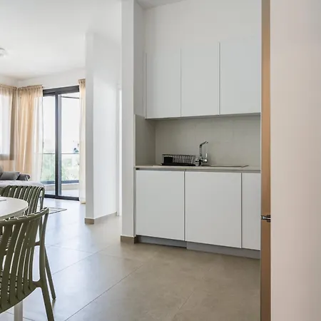 Modern 1br With Balcony & Free Parking